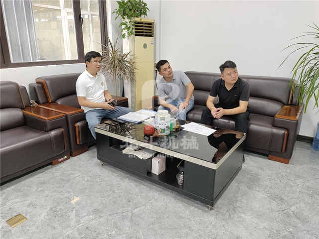 市場經(jīng)理在多媒體室與客戶交流會議