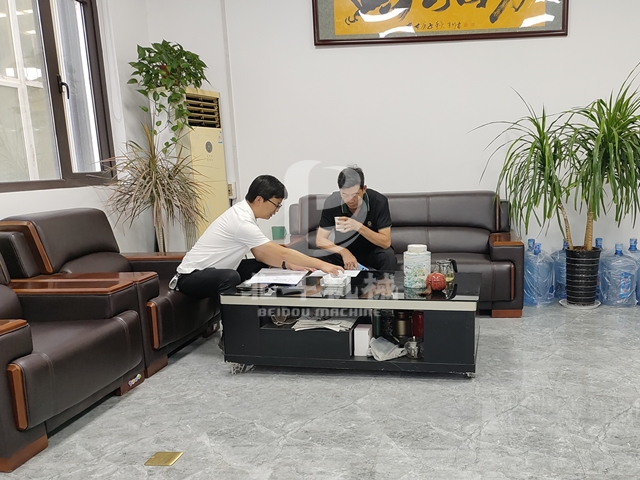 木材削片機(jī)設(shè)備客戶(hù)交流現(xiàn)場(chǎng)